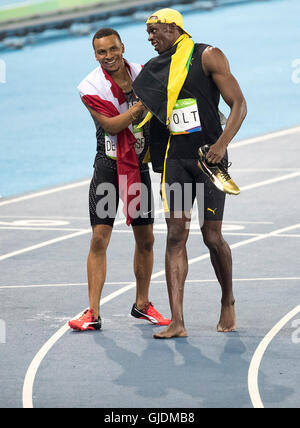 Rio de Janeiro, RJ, Brasile. 14 Ago, 2016. OLYMPICS ATLETICA: Usain Bolt (JAM) celebra vincendo la medaglia d'oro con la medaglia di bronzo vincitore Andre de Grasse (CAN) negli uomini 100m Finale allo Stadio Olimpico (EngenhÃ£o) durante il 2016 Rio giochi olimpici estivi giochi. Credito: Paolo Kitagaki Jr./ZUMA filo/Alamy Live News Foto Stock