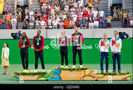 Rio De Janeiro, Brasile. 14 Ago, 2016. Da sinistra: il secondo posto di Venus Williams e Rajeev Ram di USA, vincitori Bethanie Mattek-Sands e Jack Calza di USA e il terzo posto di Lucie Hradecka e Radek STEPANEK: risultati nei della Repubblica ceca celebrare le loro medaglie in un doppio misto corrispondono al 2016 Olimpiadi di estate a Rio de Janeiro, Brasile, 14 agosto 2016. © Vit Simanek/CTK foto/Alamy Live News Foto Stock