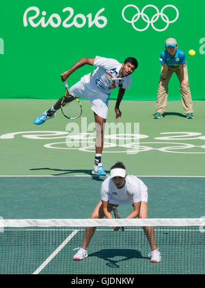 Rio De Janeiro, Brasile. 14 Ago, 2016. Sania MIRZA (down) e Rohan Bopanna (up) dell India in azione durante un doppio misto corrispondono al 2016 Olimpiadi di estate a Rio de Janeiro, Brasile, 14 agosto 2016. © Vit Simanek/CTK foto/Alamy Live News Foto Stock