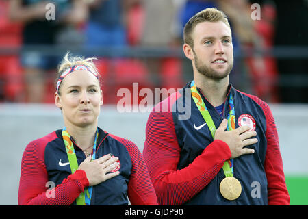 Rio de Janeiro, Brasile 14 agosto, 2016 realizzazione affondare in per Bethanie Mattek-Sands e Jack sock a vincere la medaglia d'oro nella finale di tennis mista Olimpiadi Doubles a Rio de Janeiro.They battere Venus Williams e Rajeev RAM. Foto Stock