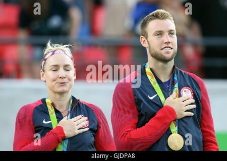 Rio de Janeiro, Brasile 14 agosto, 2016 Bethanie Mattek-Sands e Jack Sock durante l'inno nazionale come realizzazione nato a vincere la medaglia d'oro nella finale olimpica di tennis doppio misto a Rio de Janeiro. Hanno battuto Venus Williams e Rajeev RAM. Foto Stock