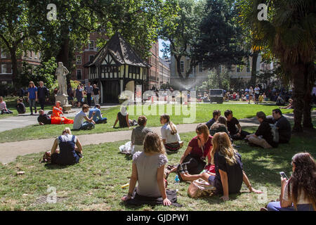 Londra, UK. Il 15 agosto 2016. Persone godetevi il sole in Soho Square Londra come le temperature sono dovrebbe aumentare nel corso dei prossimi giorni e forecasters prevedere molte parti del Regno Unito sarà soffocante in presenza di temperature elevate Foto Stock