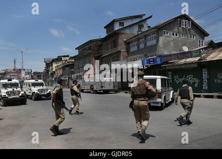 Srinagar, Indiano-controllato del Kashmir. Il 15 agosto, 2016. Poliziotti indiano rush per prendere posizione in prossimità del sito di un gunfight in Srinagar, capitale di Indiano-Kashmir controllata, 15 agosto 2016. Almeno sette Indian personale delle forze di sicurezza sono rimasti feriti in un attentato a indiano-controllato del Kashmir capitale Srinagar, un ufficiale di polizia detto lunedì. Credito: Javed Dar/Xinhua/Alamy Live News Foto Stock