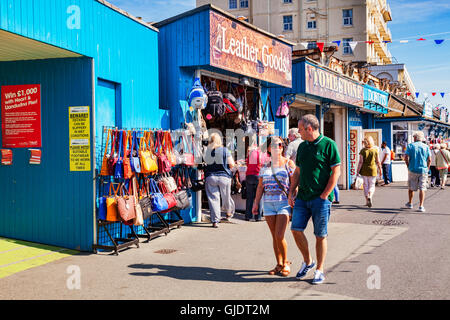 , Llandudno Conwy Wales, Regno Unito. Il 15 agosto, 2016. L'estate arriva finalmente sulla costa settentrionale del Galles e tutto ottiene fuori a godersi il sole.Qui le persone sono a passeggiare e a fare shopping presso il molo. Credito: travellinglight/Alamy Live News Foto Stock