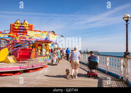 , Llandudno Conwy Wales, Regno Unito. Il 15 agosto, 2016. L'estate arriva finalmente sulla costa settentrionale del Galles e tutto ottiene fuori a godersi il sole. Credito: travellinglight/Alamy Live News Foto Stock