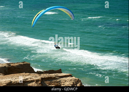 Parapendio a Rubjerg Knude faro, Loenstrup, Danimarca Foto Stock