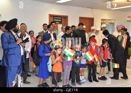 Toronto, Canada. 15 Agosto, 2016. Consolato Generale d'India (Toronto) Il sig. Dinesh Bhatia celebra l'indipendenza dell'India giornata con gli Indiani in Canada. Credito: NISARGMEDIA/Alamy Live News Foto Stock