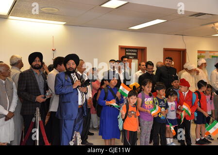 Toronto, Canada. 15 Agosto, 2016. Consolato Generale d'India (Toronto) Il sig. Dinesh Bhatia celebra l'indipendenza dell'India giornata con gli Indiani in Canada. Credito: NISARGMEDIA/Alamy Live News Foto Stock