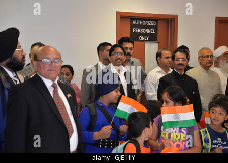 Toronto, Canada. 15 Agosto, 2016. Consolato Generale d'India (Toronto) Il sig. Dinesh Bhatia celebra l'indipendenza dell'India giornata con gli Indiani in Canada. Credito: NISARGMEDIA/Alamy Live News Foto Stock