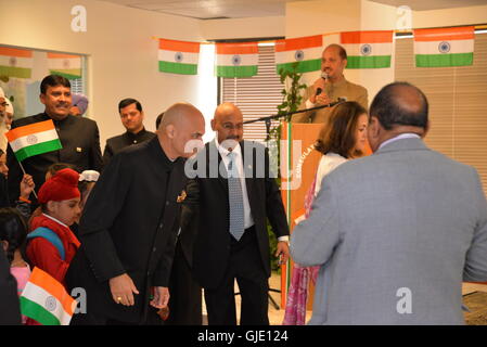 Toronto, Canada. 15 Agosto, 2016. Consolato Generale d'India (Toronto) Il sig. Dinesh Bhatia celebra l'indipendenza dell'India giornata con gli Indiani in Canada. Credito: NISARGMEDIA/Alamy Live News Foto Stock