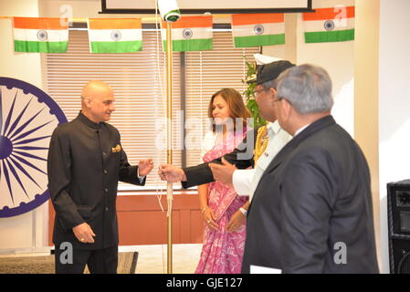 Toronto, Canada. 15 Agosto, 2016. Consolato Generale d'India (Toronto) Il sig. Dinesh Bhatia celebra l'indipendenza dell'India giornata con gli Indiani in Canada. Credito: NISARGMEDIA/Alamy Live News Foto Stock