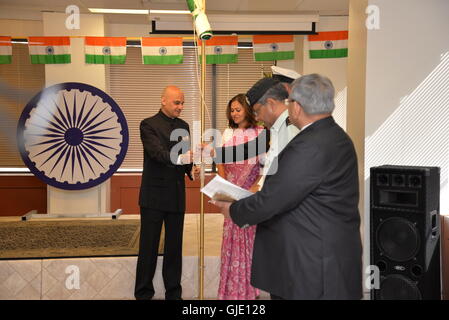 Toronto, Canada. 15 Agosto, 2016. Consolato Generale d'India (Toronto) Il sig. Dinesh Bhatia celebra l'indipendenza dell'India giornata con gli Indiani in Canada. Credito: NISARGMEDIA/Alamy Live News Foto Stock