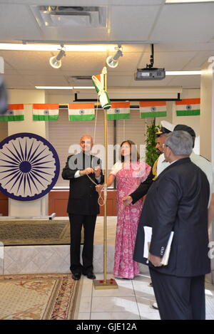 Toronto, Canada. 15 Agosto, 2016. Consolato Generale d'India (Toronto) Il sig. Dinesh Bhatia celebra l'indipendenza dell'India giornata con gli Indiani in Canada. Credito: NISARGMEDIA/Alamy Live News Foto Stock