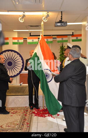 Toronto, Canada. 15 Agosto, 2016. Consolato Generale d'India (Toronto) Il sig. Dinesh Bhatia celebra l'indipendenza dell'India giornata con gli Indiani in Canada. Credito: NISARGMEDIA/Alamy Live News Foto Stock