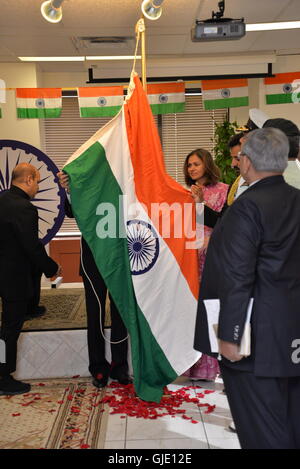 Toronto, Canada. 15 Agosto, 2016. Consolato Generale d'India (Toronto) Il sig. Dinesh Bhatia celebra l'indipendenza dell'India giornata con gli Indiani in Canada. Credito: NISARGMEDIA/Alamy Live News Foto Stock