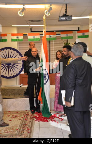 Toronto, Canada. 15 Agosto, 2016. Consolato Generale d'India (Toronto) Il sig. Dinesh Bhatia celebra l'indipendenza dell'India giornata con gli Indiani in Canada. Credito: NISARGMEDIA/Alamy Live News Foto Stock