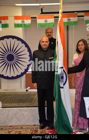 Toronto, Canada. 15 Agosto, 2016. Consolato Generale d'India (Toronto) Il sig. Dinesh Bhatia celebra l'indipendenza dell'India giornata con gli Indiani in Canada. Credito: NISARGMEDIA/Alamy Live News Foto Stock