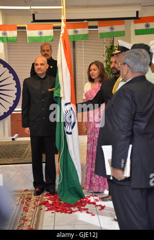Toronto, Canada. 15 Agosto, 2016. Consolato Generale d'India (Toronto) Il sig. Dinesh Bhatia celebra l'indipendenza dell'India giornata con gli Indiani in Canada. Credito: NISARGMEDIA/Alamy Live News Foto Stock
