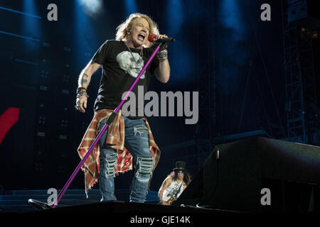 Chicago, Illinois, Stati Uniti d'America. Il 15 agosto, 2016. AXL ROSE e Slash dei Guns N' Roses eseguire live al Soldier Field durante il non in questa vita tour in Chicago, Illinois Credit: Daniel DeSlover/ZUMA filo/Alamy Live News Foto Stock