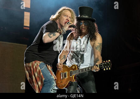 Chicago, Illinois, Stati Uniti d'America. 3 Luglio, 2016. AXL ROSE e Slash dei Guns N' Roses eseguire live al Soldier Field durante il non in questa vita tour in Chicago, Illinois Credit: Daniel DeSlover/ZUMA filo/Alamy Live News Foto Stock