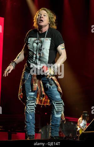 Chicago, Illinois, Stati Uniti d'America. Il 15 agosto, 2016. AXL ROSE e Slash dei Guns N' Roses eseguire live al Soldier Field durante il non in questa vita tour in Chicago, Illinois Credit: Daniel DeSlover/ZUMA filo/Alamy Live News Foto Stock