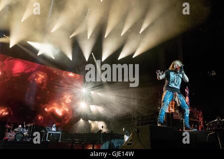 Chicago, Illinois, Stati Uniti d'America. Il 15 agosto, 2016. FRANK FERRER e Axl Rose dei Guns N' Roses eseguire live al Soldier Field durante il non in questa vita tour in Chicago, Illinois Credit: Daniel DeSlover/ZUMA filo/Alamy Live News Foto Stock