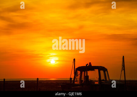 Southport, Merseyside Regno Unito Meteo. 15 Agosto, 2016. Colorato tramonto sul Mare d'Irlanda come la canicola di agosto prende in mano, con temperature oggi previsto in alta venti. La previsione è per il caldo sole tutto il giorno anche con meno di cloud rispetto a ieri. Credito: MediaWorldImages/Alamy Live News Foto Stock