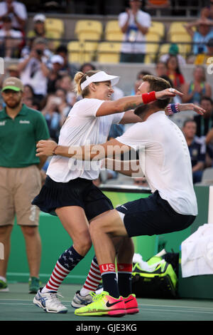 Bethanie Mattek-Sands e Jack Sock lieti di vincere la medaglia d'oro alle Olimpiadi Doppio Misto Tennis finale a Rio Foto Stock