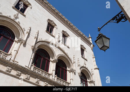 Dettaglio della romantica Neo-Manueline facciata del Rossio Stazione Ferroviaria di Lisbona, Portogallo Foto Stock