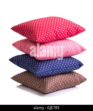 Pila di polka dot cuscini isolati su sfondo bianco Foto Stock