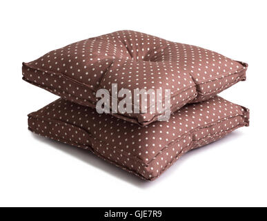 Polka Dot cuscini marrone isolati su sfondo bianco Foto Stock