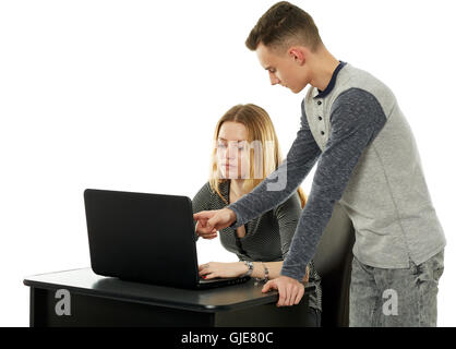 Due adolescenti compagni di classe che lavorano insieme, il ragazzo sta aiutando la ragazza con i compiti Foto Stock