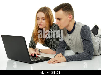 Due adolescenti compagni di classe che lavorano insieme, il ragazzo sta aiutando la ragazza con i compiti Foto Stock