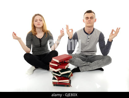 Paio di adolescenti infelice con la quantità di libri che hanno per leggere Foto Stock