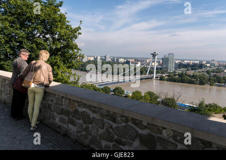 Vista dal castello di Bratislava del fiume Danubio e la più SNP ( un ponte stradale della Rivolta Nazionale Slovacca) di Bratislava, Foto Stock