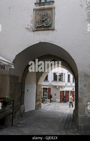 L'arco della porta di San Michele che conduce a Michalska ulica (via Michalska) nel centro storico di Bratislava, Bratislava, Foto Stock