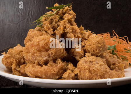 Deep i gamberi fritti in pastella croccante e il filo interdentale di uovo Foto Stock