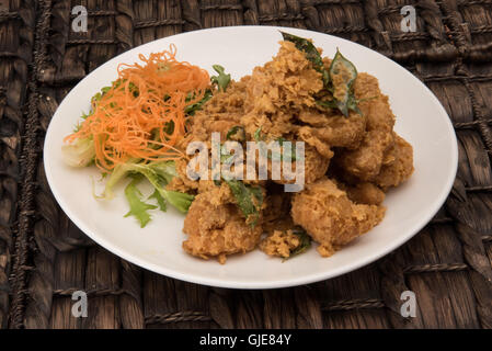 Deep i gamberi fritti in pastella croccante e il filo interdentale di uovo Foto Stock