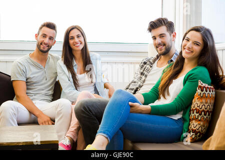 Riunione amici presso il locale coffee shop e divertirsi Foto Stock