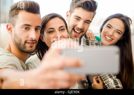 Amici faving divertimento e facendo un selfie Foto Stock