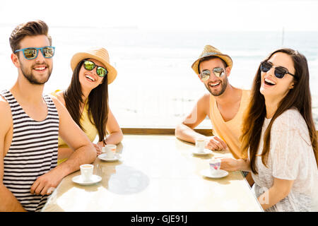 Fiends avente un grande tempo insieme presso il bar in spiaggia Foto Stock