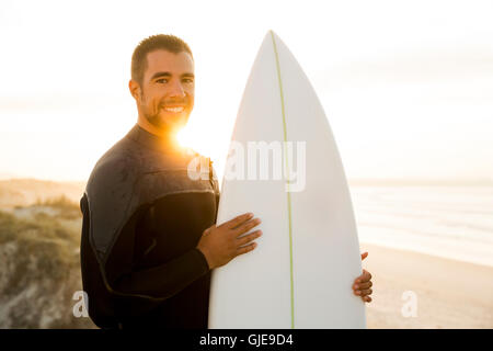 Outdoor ritratto di un bel giovane surfist sorridente Foto Stock