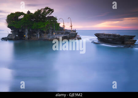 Pura Tanah Lot al tramonto, famosa Ocean tempio di Bali, Indonesia. Foto Stock