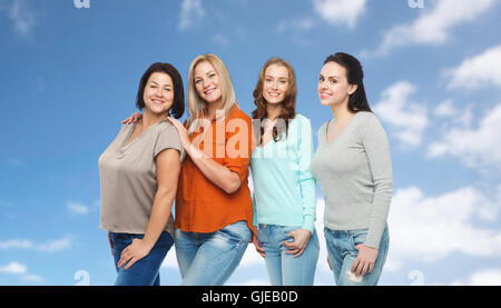 Gruppo di felice diverse donne in abiti casual Foto Stock