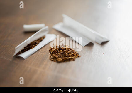 Close up di marijuana o di tabacco carta di sigaretta Foto Stock