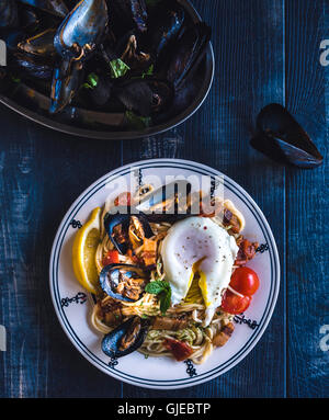 Fresco di cozze cotte con gli spaghetti e uova sode,selecctive focus Foto Stock