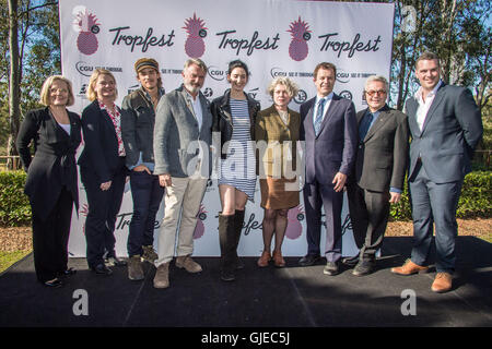 Sydney, Australia. Il 15 agosto, 2016. (L-R) Lucy Turnbull AO, Amanda Chadwick, Brenton Thwaites, Sam Neill, Tess Haubrich, Mariana Macgowan, Mark Speakman, George Miller AO e Ben Bartlett pongono in seguito all'annuncio di una nuova casa per la Tropfest Short Film Festival a Parramatta Park il Agosto 15, 2016 a Sydney, in Australia. Tropfest è il più grande del mondo di short film festival, fondata dall'attore /regista John Polson nel 1993 Credit: Hugh Peterswald/Pacific Press/Alamy Live News Foto Stock