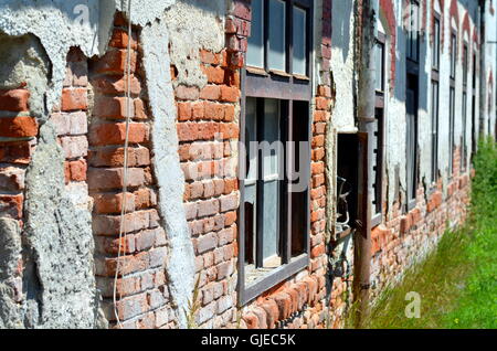 Edificio abandonend nella Repubblica ceca durante il sunshine Foto Stock