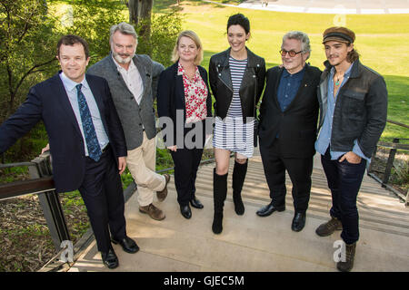 Sydney, Australia. Il 15 agosto, 2016. (L-R) Mark Speakman, Sam Neill, Amanda Chadwick, Tess Haubrich, George Miller AO e Brenton Thwaites pongono in seguito all'annuncio di una nuova casa per la Tropfest Short Film Festival a Parramatta Park il Agosto 15, 2016 a Sydney, in Australia. Tropfest è il più grande del mondo di short film festival, fondata dall'attore /regista John Polson nel 1993 Credit: Hugh Peterswald/Pacific Press/Alamy Live News Foto Stock