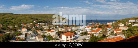 Vista panoramica del porto di Agios Efstratios, il solo insediamento di questa piccola isola nel mare Egeo settentrionale, in Grecia. Foto Stock